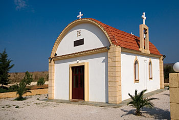 La jolie chapelle d'Agia Paraskevi qui garde les relais du site de Skoteino.