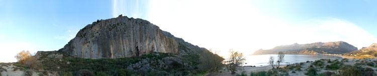 Vue panoramique de la baie de Plakias et de son impressionnante falaise.